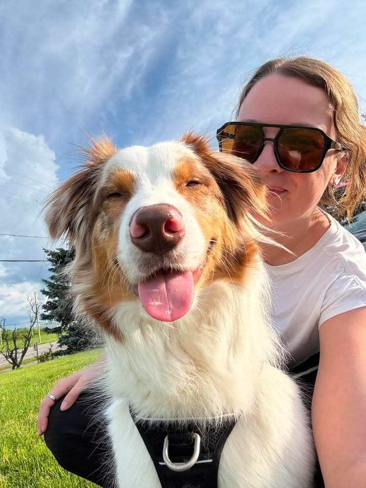 Carol Anne avec un chien dehors