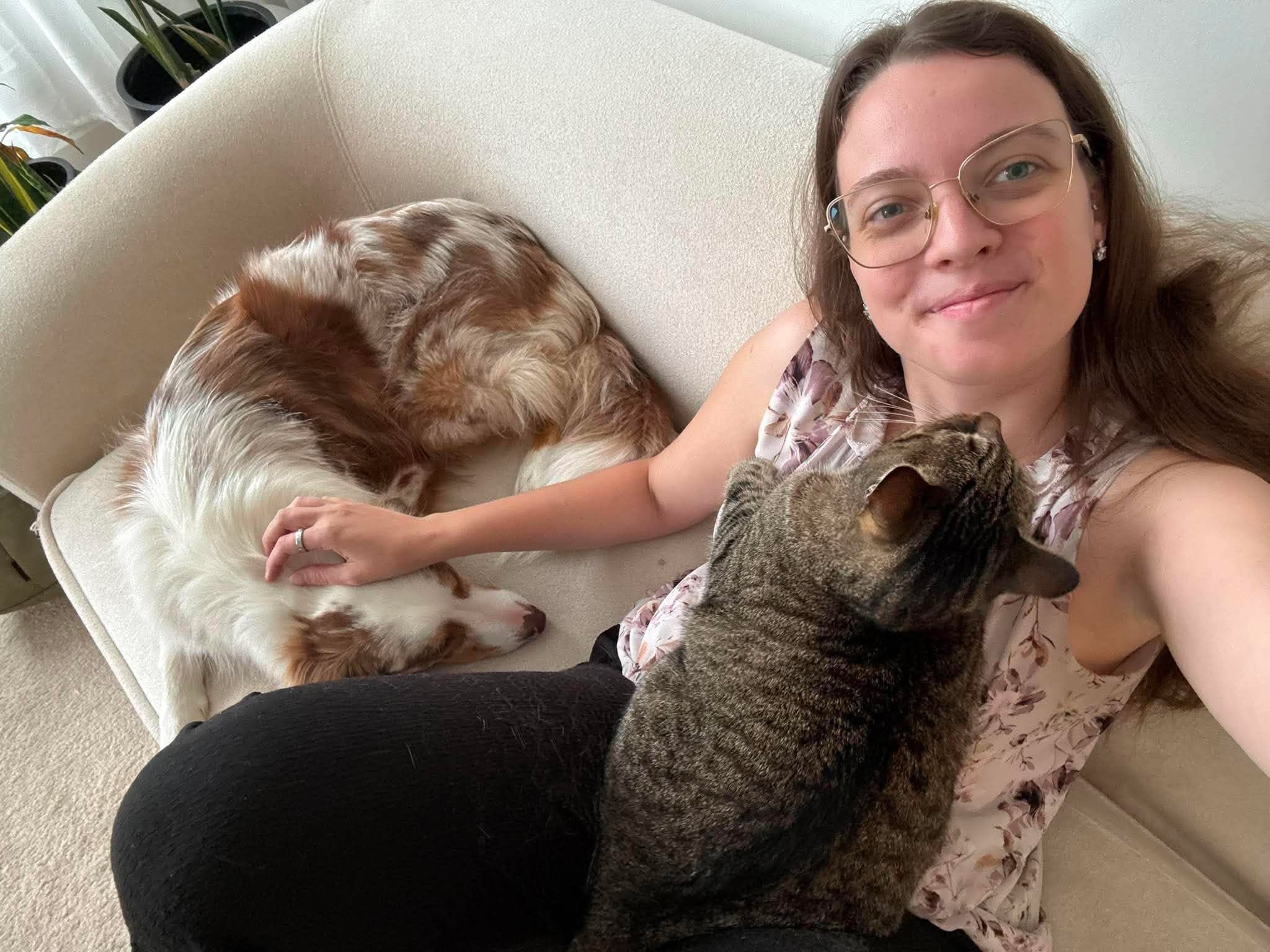 Carol Anne avec un chat et un chien