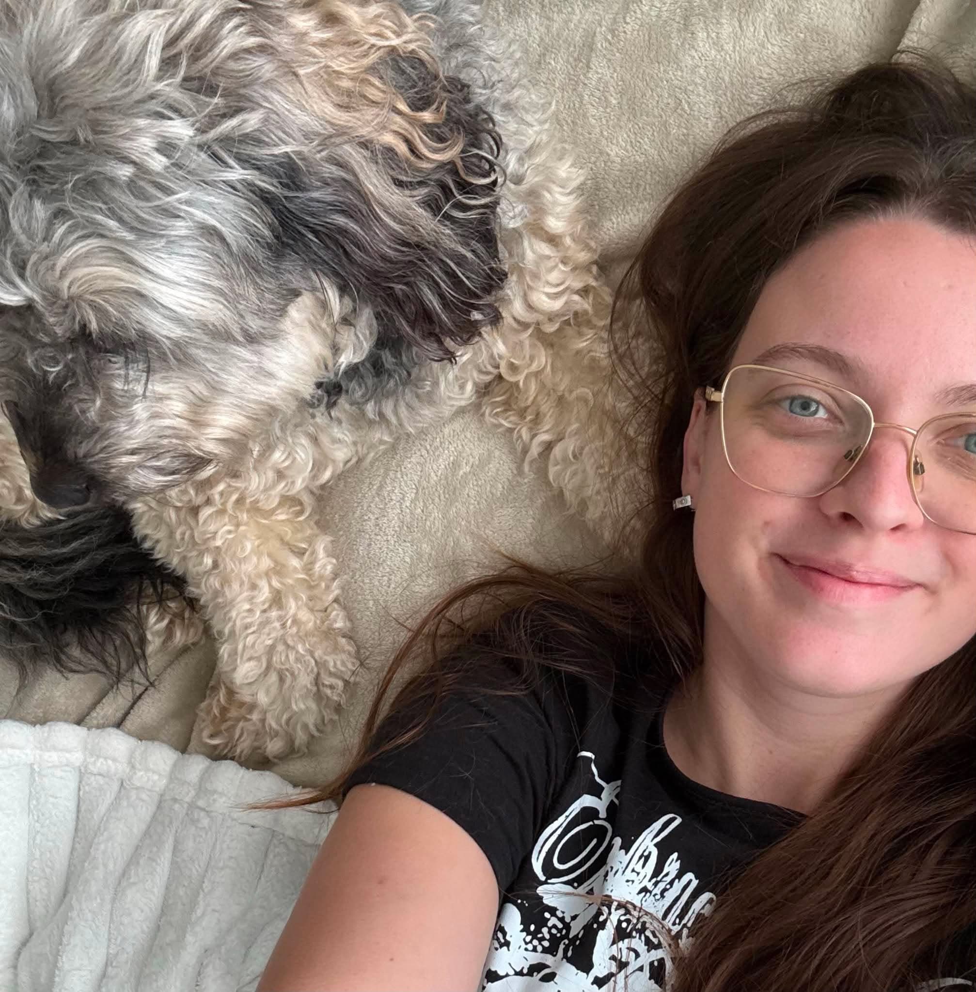 Carol Anne et un chien