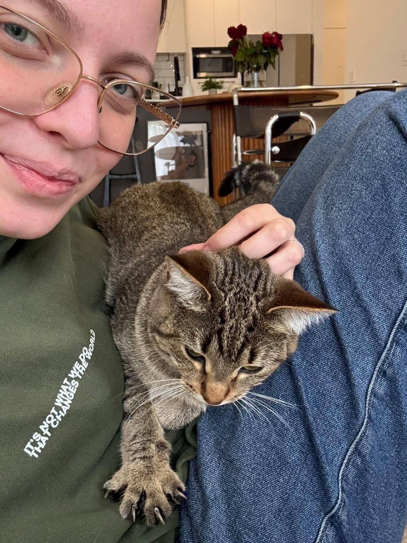 Carol Anne avec un chat sur ses genoux