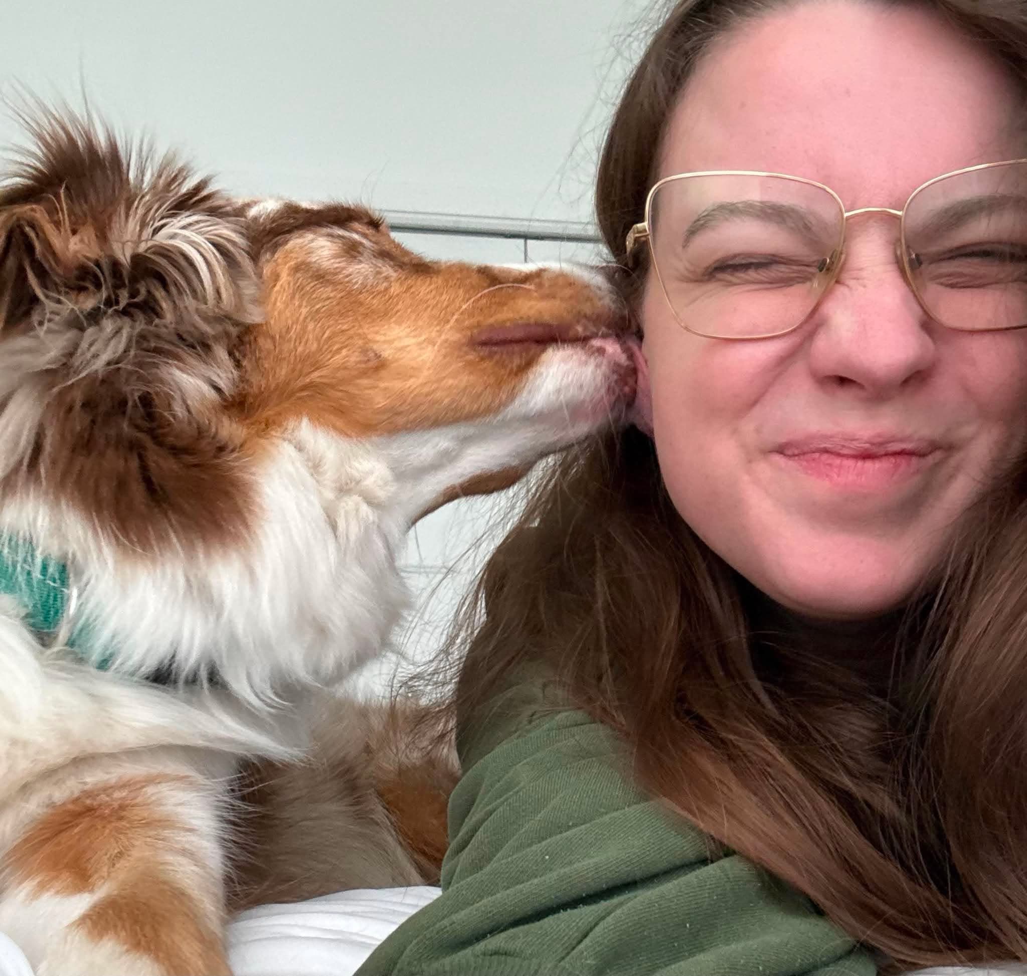 Un chien liche l'oreille de Carol Anne