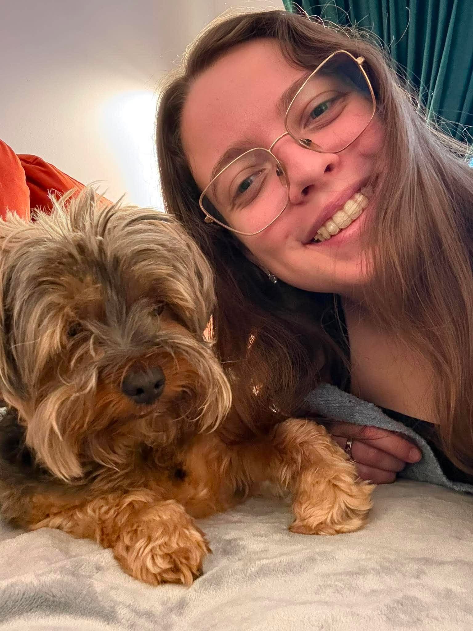 Carol Anne et un petit chien