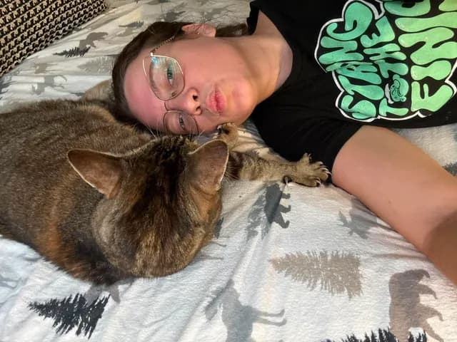 Carol Anne avec un chat